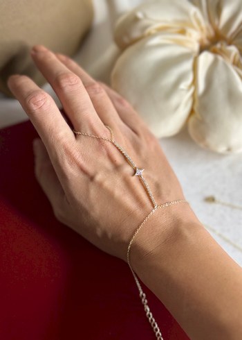 Zincir Detaylı Minimalist Altın Renk Kadın El Zinciri - Görsel 3