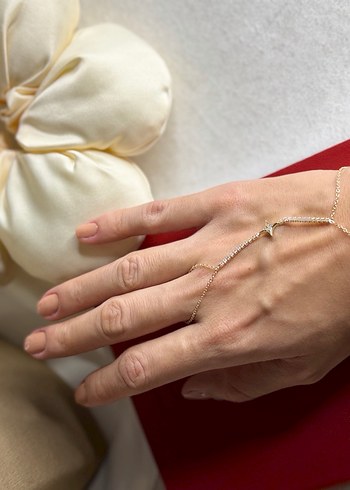 Zincir Detaylı Minimalist Altın Renk Kadın El Zinciri - Görsel 4