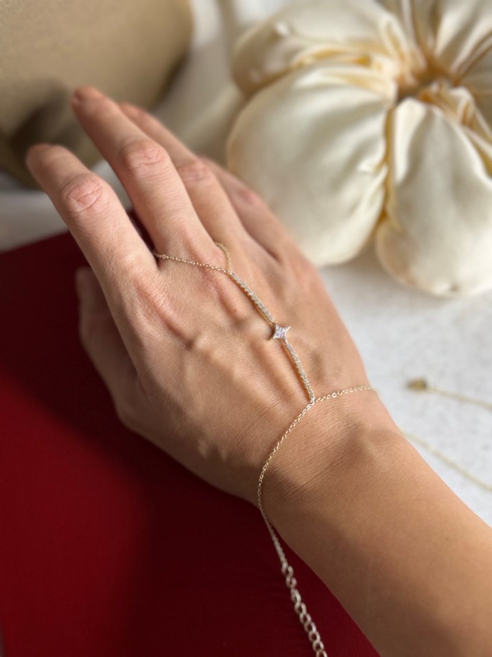 Zincir Detaylı Minimalist Altın Renk Kadın El Zinciri - Görsel 3