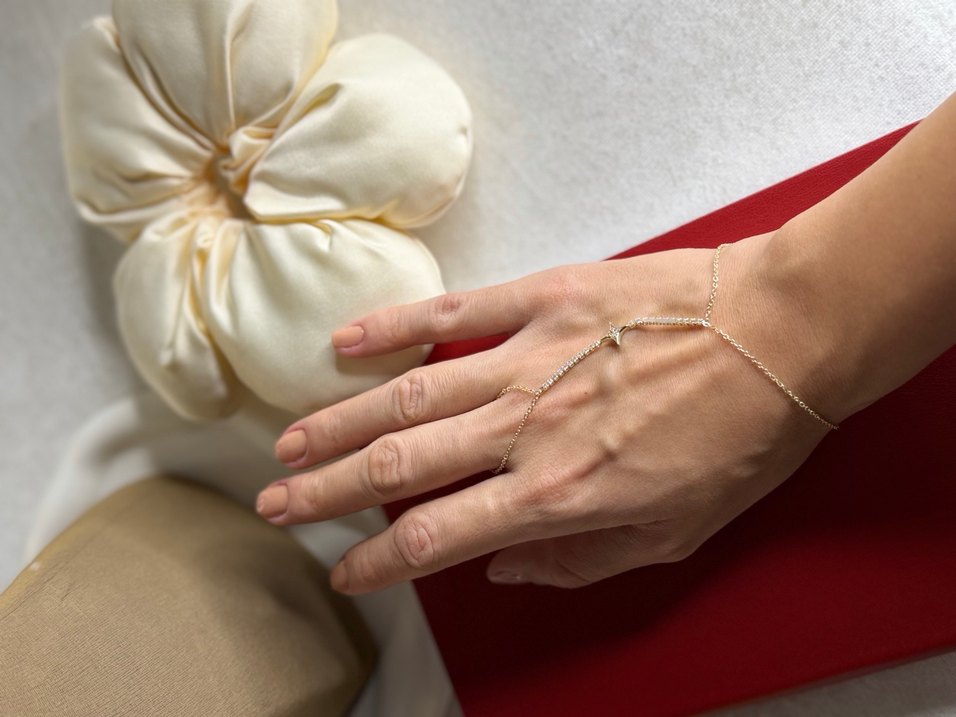 Zincir Detaylı Minimalist Altın Renk Kadın El Zinciri - Görsel 4