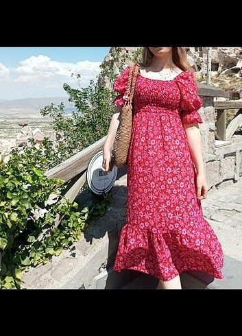 Kırmızı pembe çiçekli elbise