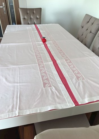 Çapa iple örülmüş ara dantel takımı 2 etek bulunmaktadır