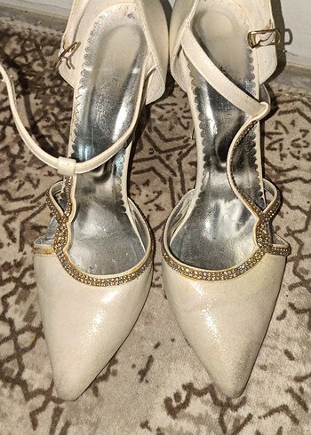 Beyaz Süet Stiletto Topuklu Kadın Ayakkabı