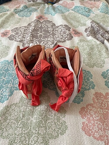 38 Beden converse fularlı
