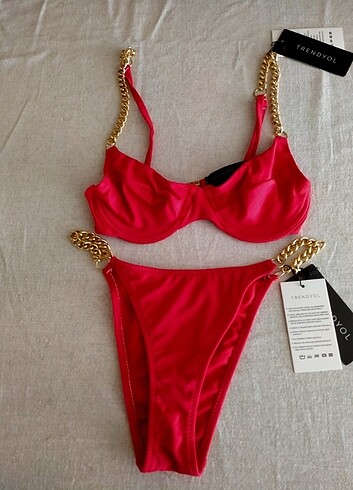 Kırmızı Bikini 