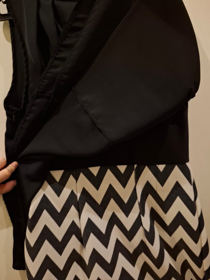 V Yaka Siyah Drapeli Mini Elbise - Görsel 5