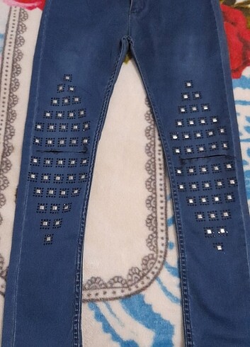 Diğer Hiç giyilmemis dizleri süslü ve yırtık çok tarz bir pantalon