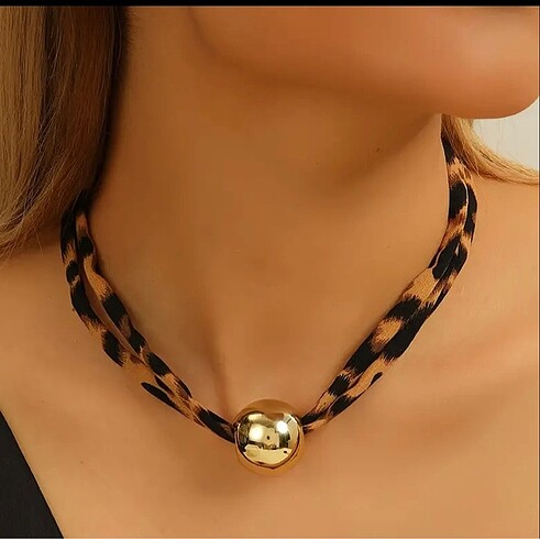 Leopar desenli gold küre kolye