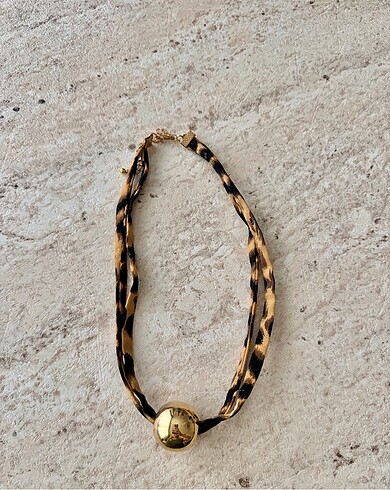  Beden Leopar desenli gold küre kolye