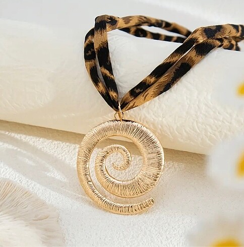  E.L.F Leopar desenli gold spiral kolye