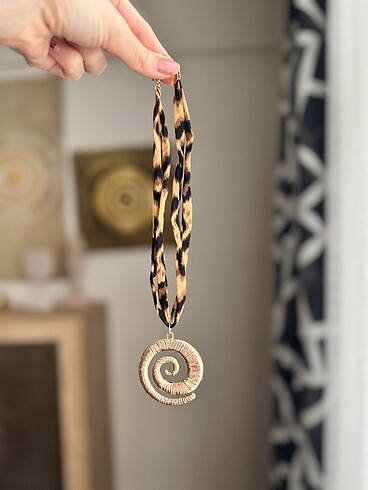  Beden Leopar desenli gold spiral kolye