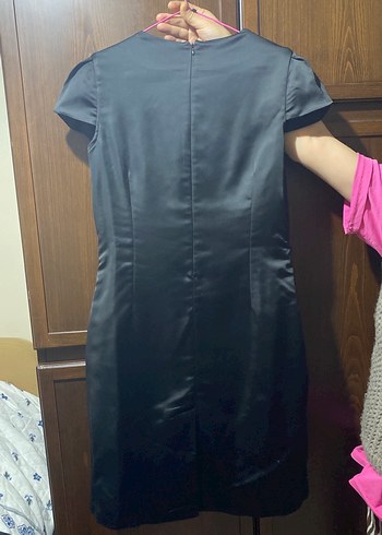 Siyah V Yaka Pilili Kadın Midi Elbise - Görsel 3