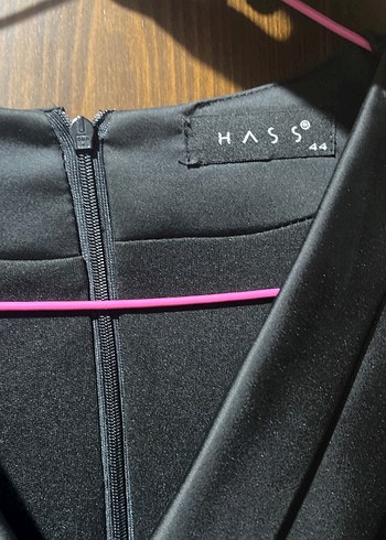 Siyah V Yaka Pilili Kadın Midi Elbise - Görsel 2