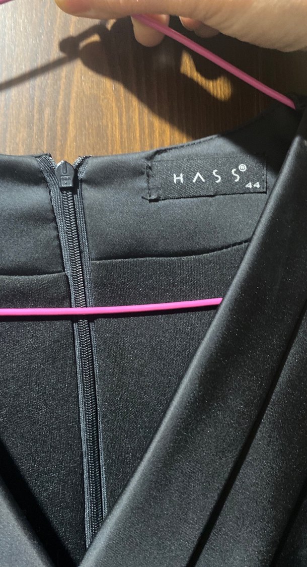 Siyah V Yaka Pilili Kadın Midi Elbise - Görsel 2