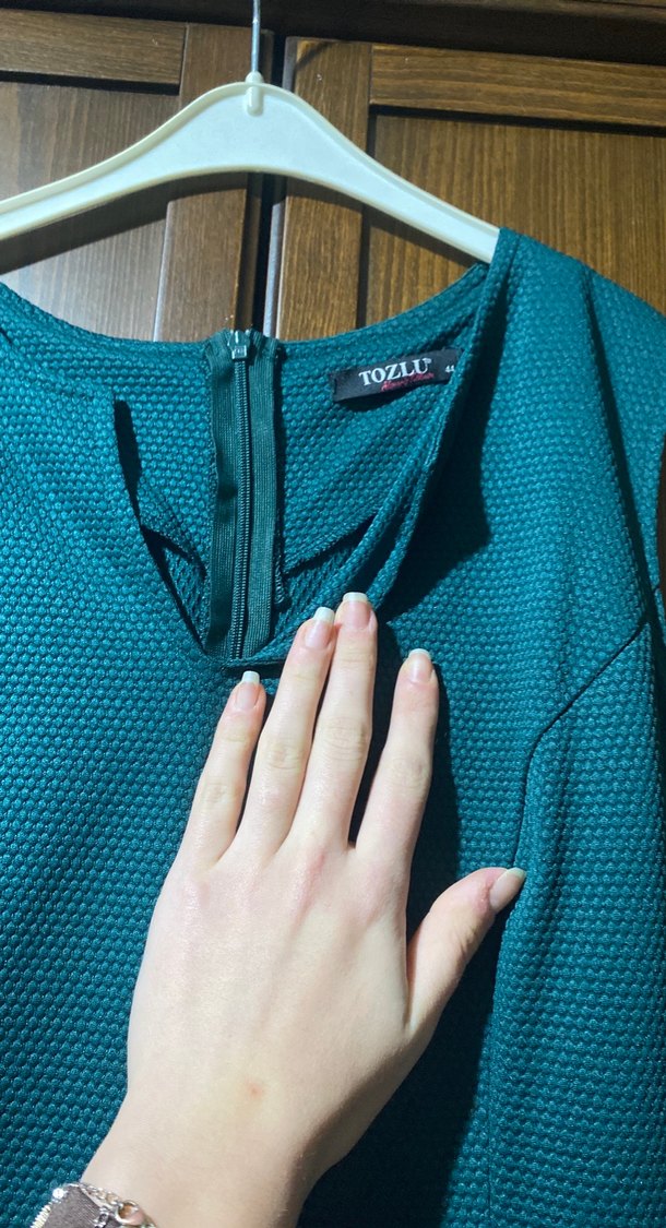 Turkuaz Midi V Yaka Kolsuz Ofis Elbisesi - Görsel 2