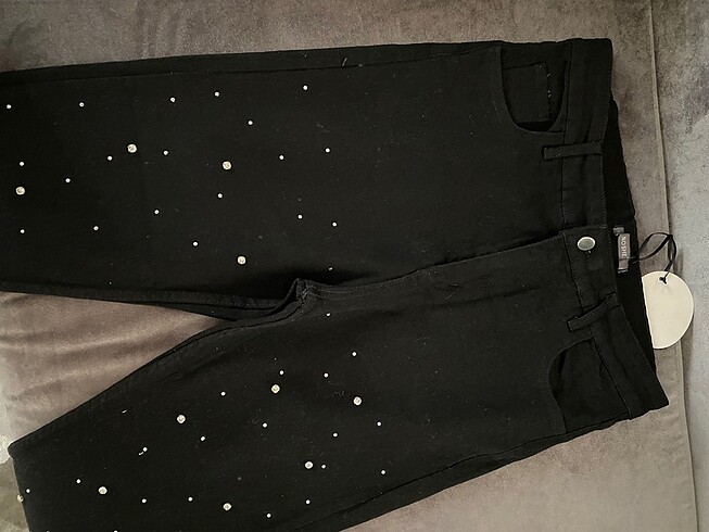 38 Beden siyah Renk İnci taşlı siyah kot pantolon.