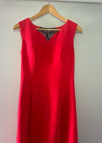 Kırmızı Drapeli Uzun V Yakalı Siyah Desenli Kadın Elbise - Görsel 5