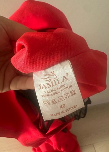 Kırmızı Drapeli Uzun V Yakalı Siyah Desenli Kadın Elbise - Görsel 3