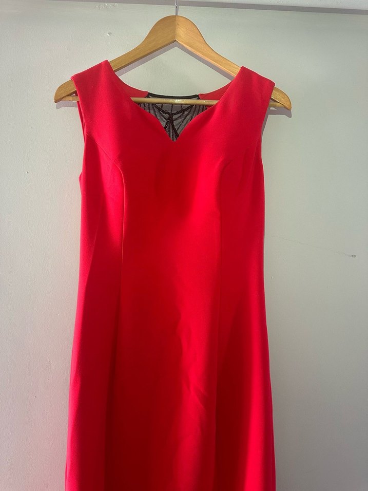 Kırmızı Drapeli Uzun V Yakalı Siyah Desenli Kadın Elbise - Görsel 5