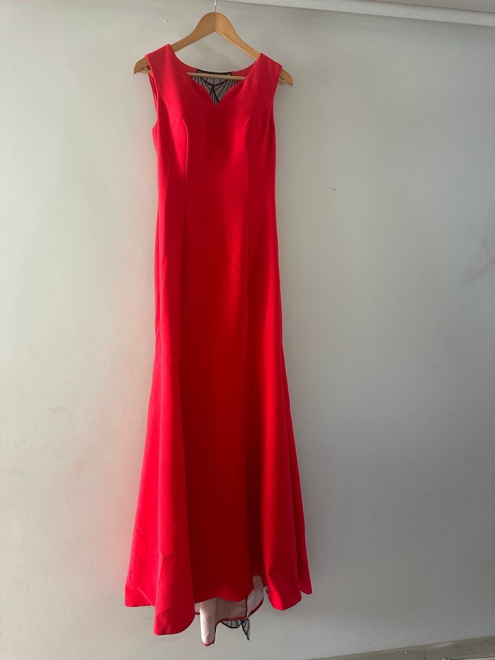 Kırmızı Drapeli Uzun V Yakalı Siyah Desenli Kadın Elbise - Görsel 4