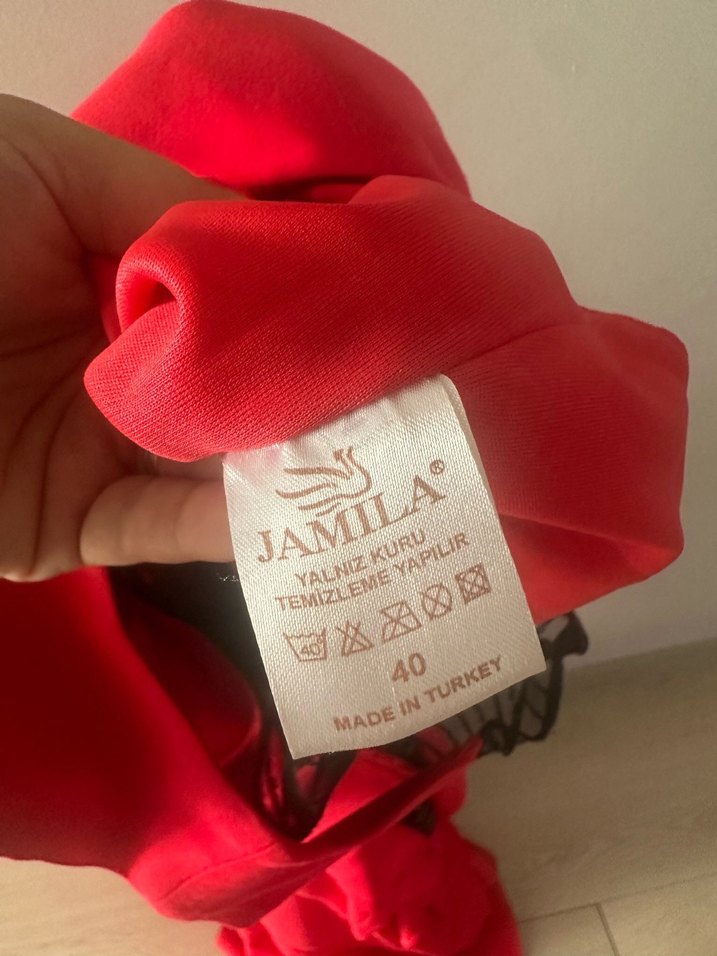 Kırmızı Drapeli Uzun V Yakalı Siyah Desenli Kadın Elbise - Görsel 3