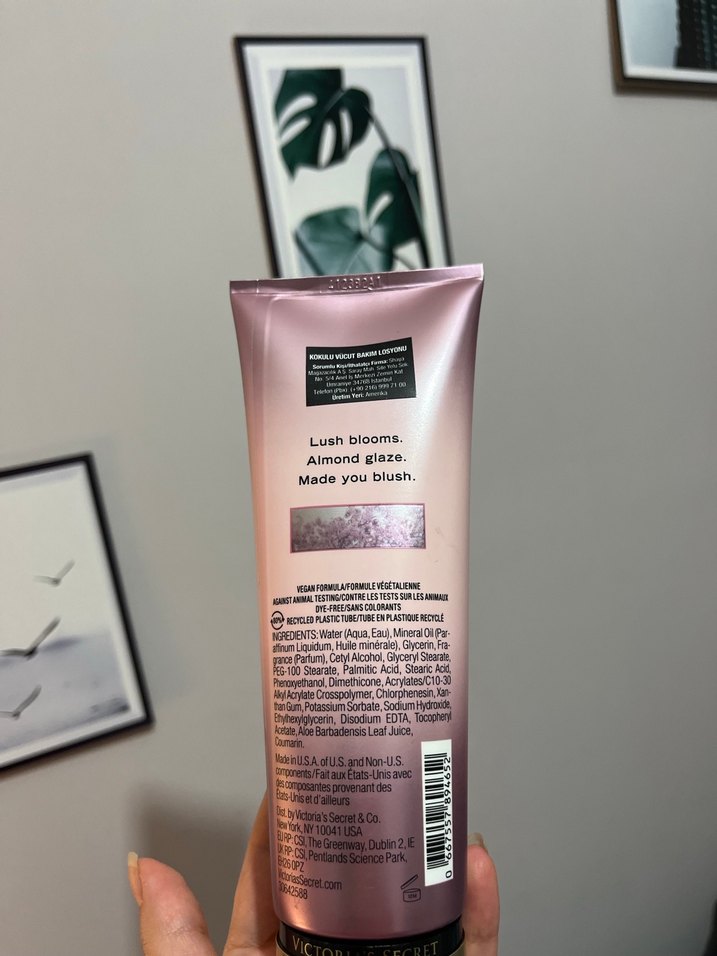 Victoria's Secret Velvet Petals Vücut Losyonu - Görsel 3