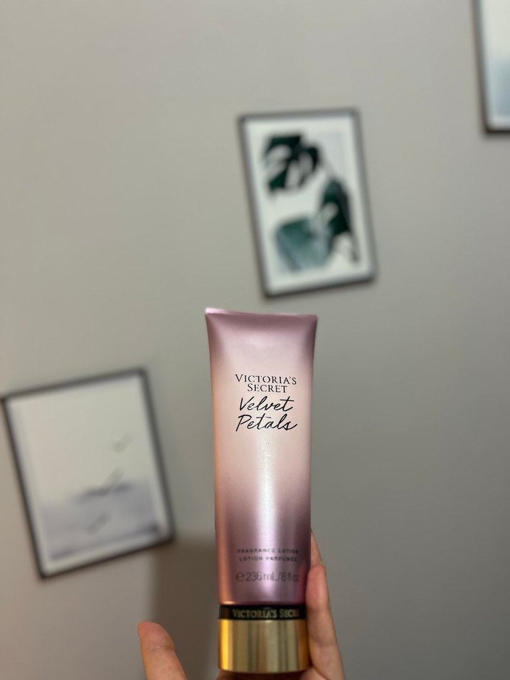 Victoria's Secret Velvet Petals Vücut Losyonu - Görsel 2