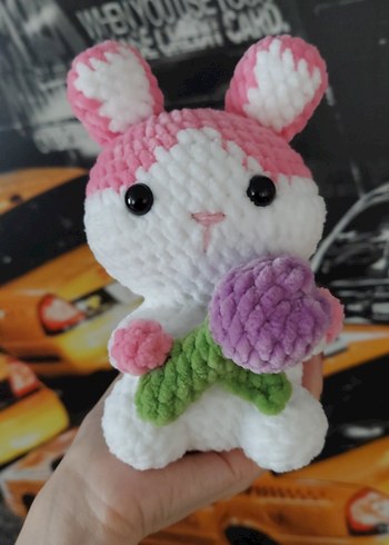  Beden Renk Lale Tutan Pembe Beyaz Peluş Tavşan Amigurumi Oyuncak