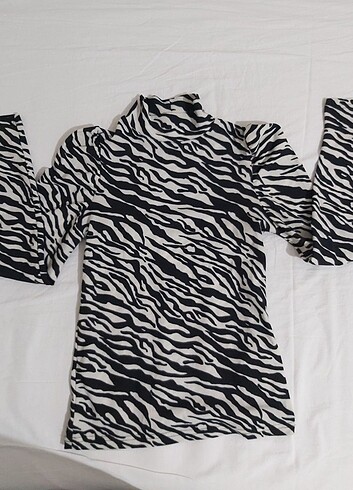 Diğer M beden Zebra desenli bluz. bir kez giyildi