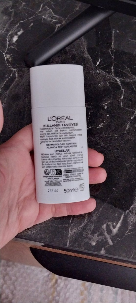 L'Oréal Paris Bright Reveal SPF 50 Renkli Güneş Koruyucu - Görsel 2