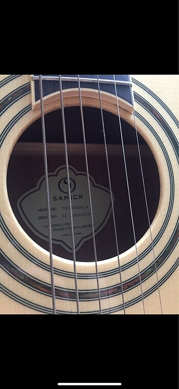 Beden Renk Samick marka gitar. Sıfır gitar birkaç kere kullanıldı.