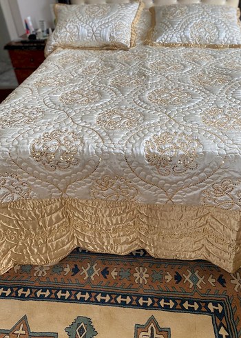 İşlemeli Parlak Beyaz Yatak Örtüsü - Görsel 2