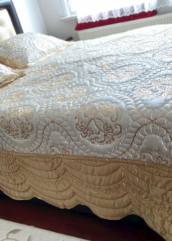 İşlemeli Parlak Beyaz Yatak Örtüsü - Görsel 3