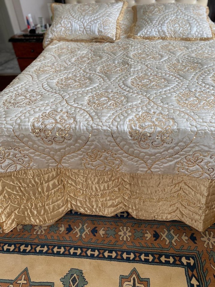 İşlemeli Parlak Beyaz Yatak Örtüsü - Görsel 2