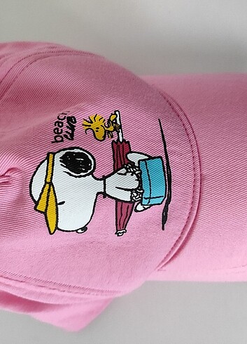 Snoopy pembe şapka