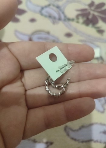 Mini Beyaz Boncuklu Minimalist Küpe - Görsel 3