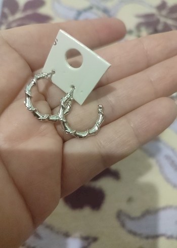 Mini Beyaz Boncuklu Minimalist Küpe - Görsel 2