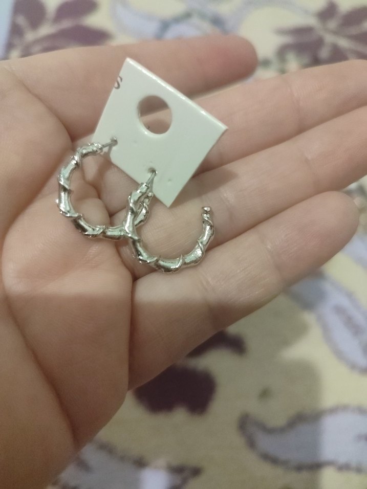 Mini Beyaz Boncuklu Minimalist Küpe - Görsel 2