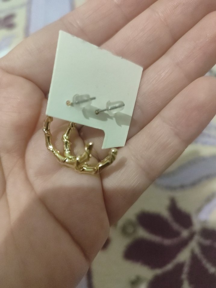 Mini Parlak Altın Kemerli Yılan Desenli Küpe - Görsel 3