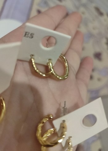 Altın Renkli Mini Yılan Desenli Küpe - Görsel 3