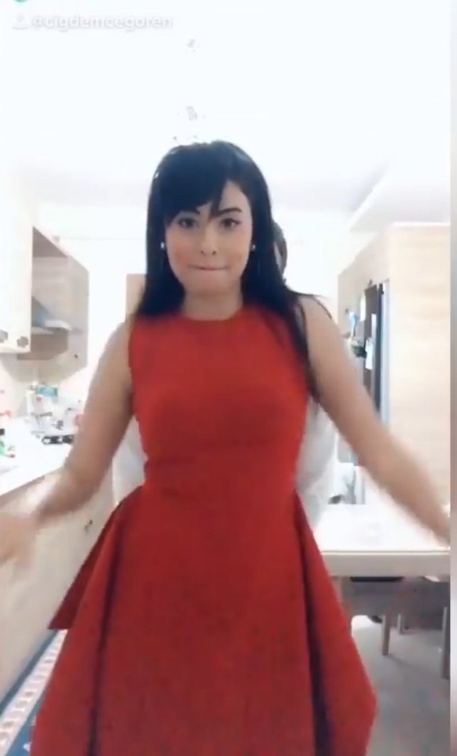 Kırmızı V Yakalı Midi Kokteyl Elbisesi - Görsel 3