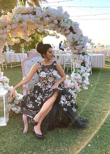 Siyah Çiçek Desenli Uzun Straplez Kadın Abiye - Görsel 3