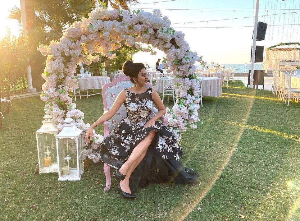 Siyah Çiçek Desenli Uzun Straplez Kadın Abiye - Görsel 3