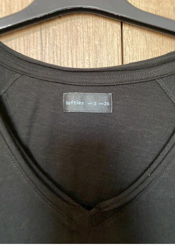 Siyah V Yaka Kadın Tişört - Görsel 3