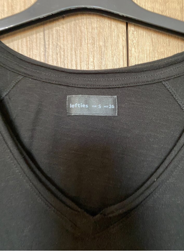 Siyah V Yaka Kadın Tişört - Görsel 3