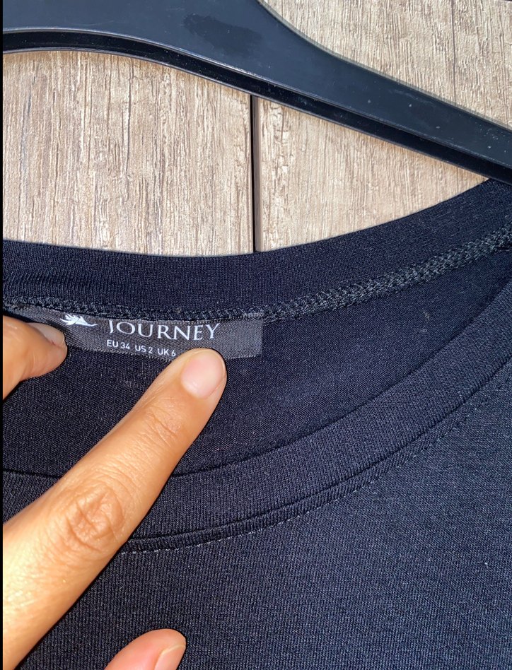 Siyah Kısa Kollu Fırfırlı Tişört - Görsel 2