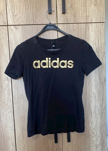 adidas Kadın Altın Baskılı Siyah Tişört - Görsel 3