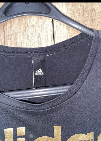 adidas Kadın Altın Baskılı Siyah Tişört - Görsel 2