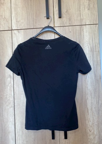 adidas Kadın Altın Baskılı Siyah Tişört - Görsel 4