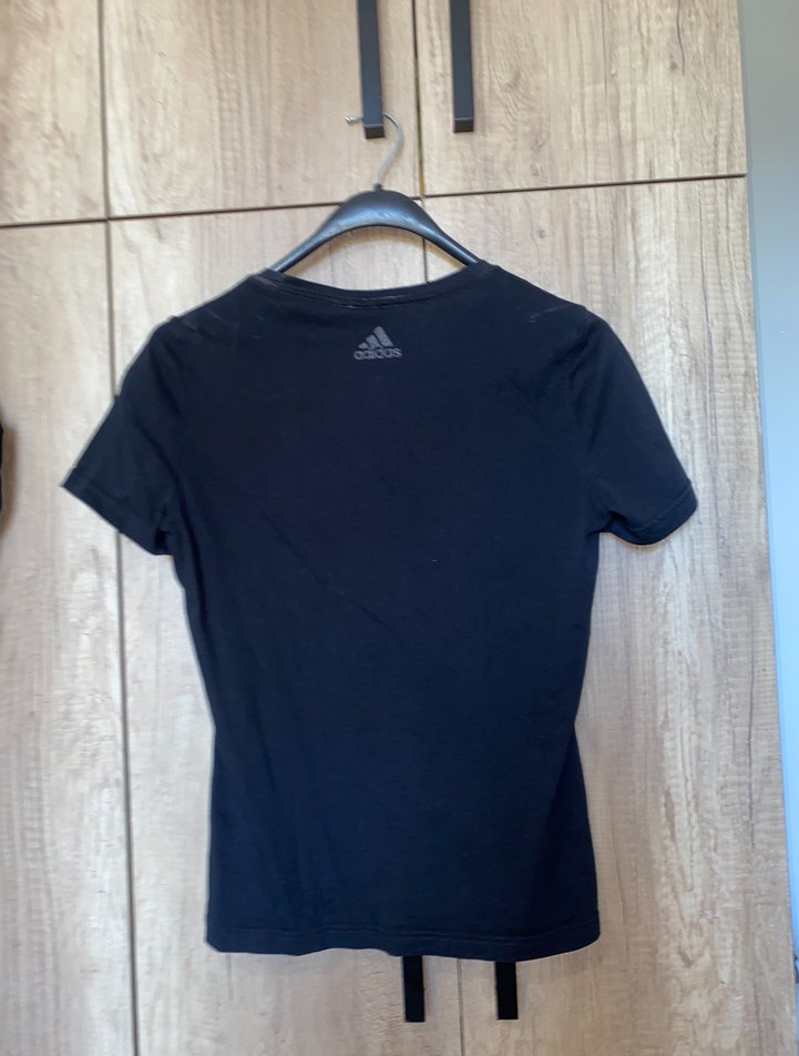 adidas Kadın Altın Baskılı Siyah Tişört - Görsel 4